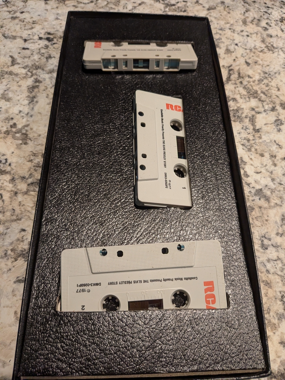 The Elvis Presley Story 3-Cassette Set - RCA - Picture 2 of 3